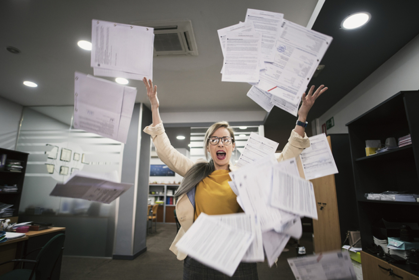 Documents toss i Stock 1142877745
