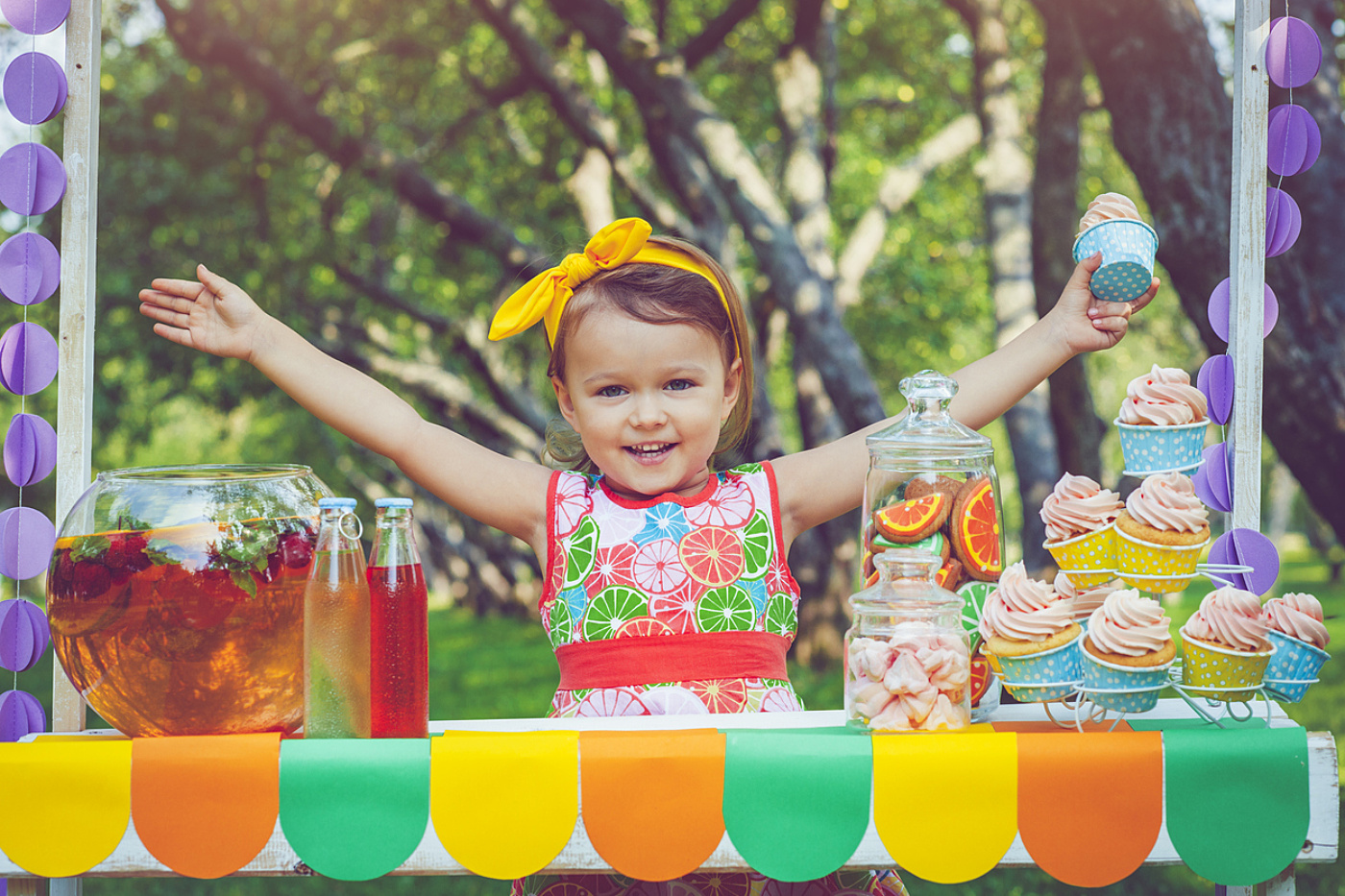 Fundraising child lemonade stand cupcakes cake stall i Stock 531711620