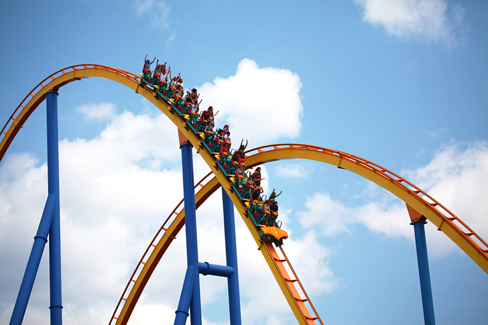 Rollercoaster i Stock 487064336